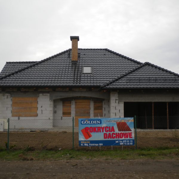 Dachówka Röben Piemont Tobago w głębokim kolorze, harmonizująca z elewacją budynku.